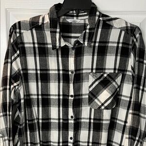 Time and Tru Black and White Plaid Button-Down Shirt